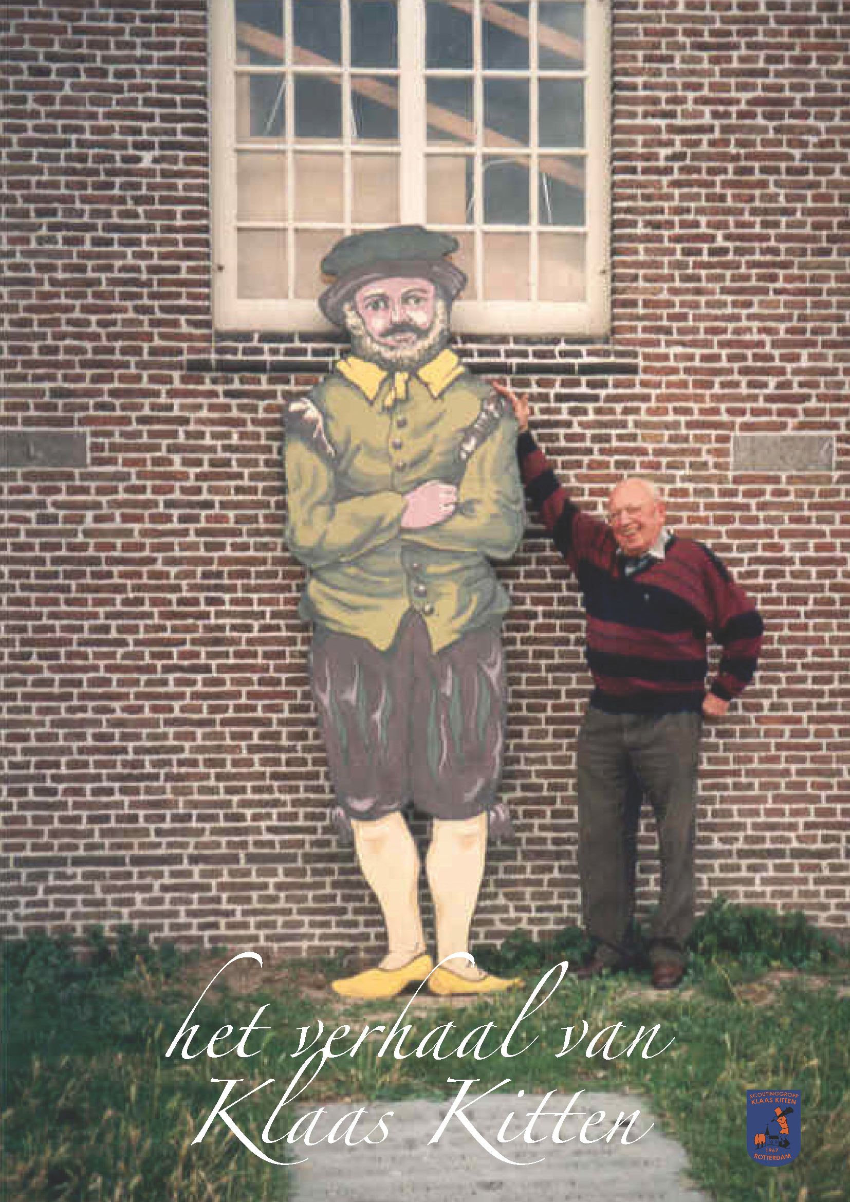 1995, Oubaas Godefroy bij de beeltenis van Klaas Kitten in Spaarnwoude. Op de achtergrond de stenen in de kerkmuur die aangeven hoe groot de reus was.